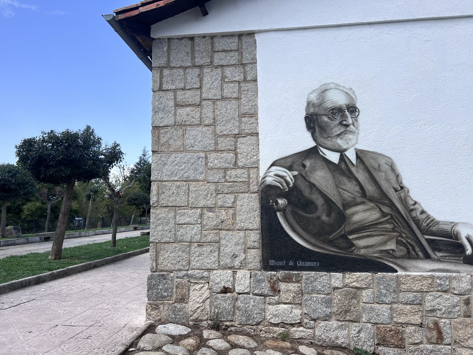 Mural con la imagen de Miguel de Unamuno en la oficina de turismo de Candelario