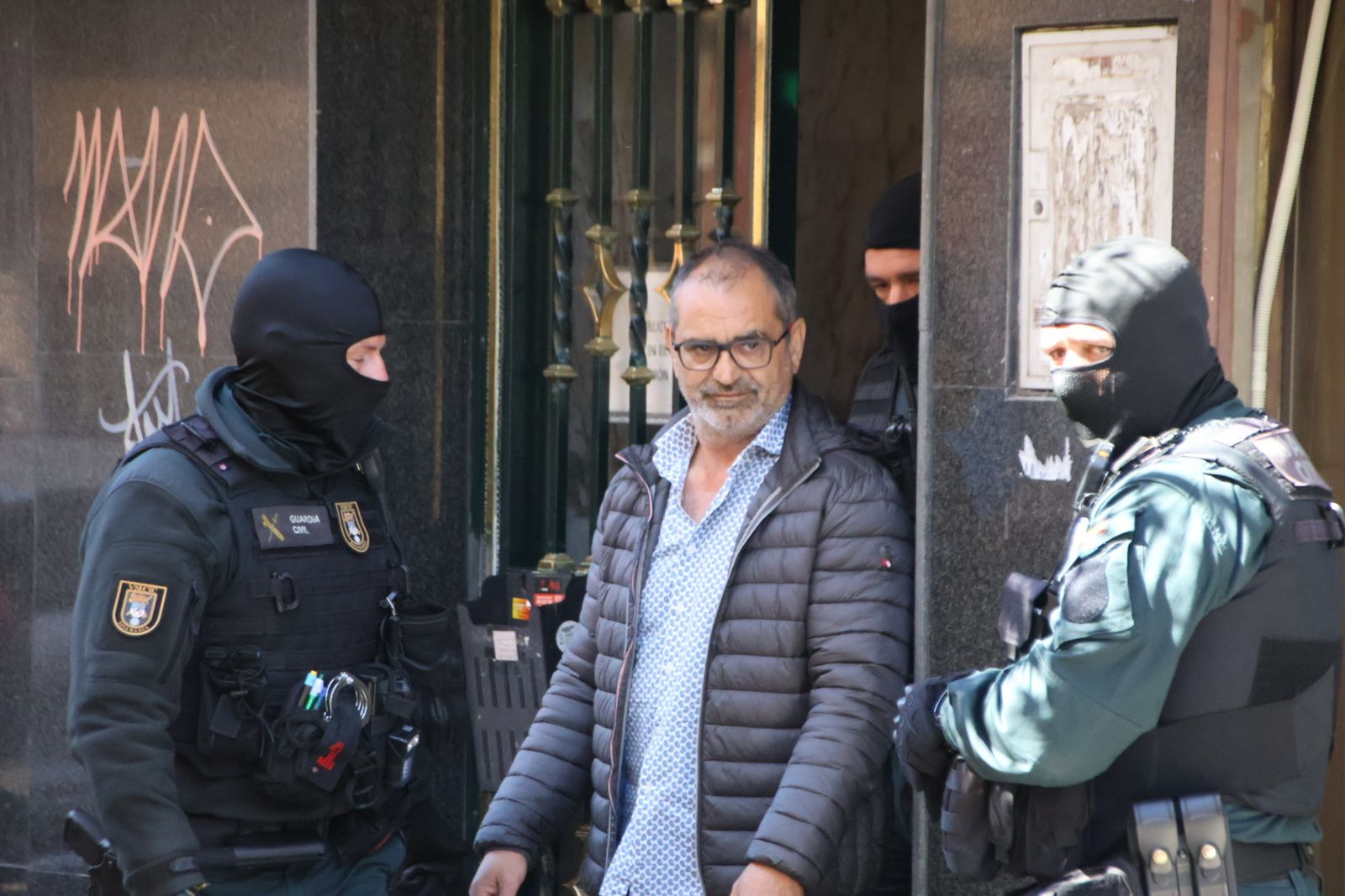 Detención del exalcalde de Trabanca en una redada de la Guardia Civil en la calle Alfonso de Castro