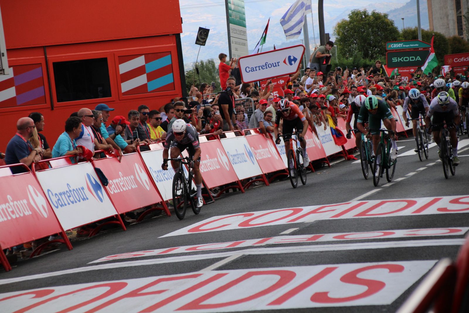 La Vuelta llega a Guijuelo y Philipsen se lleva el esprint