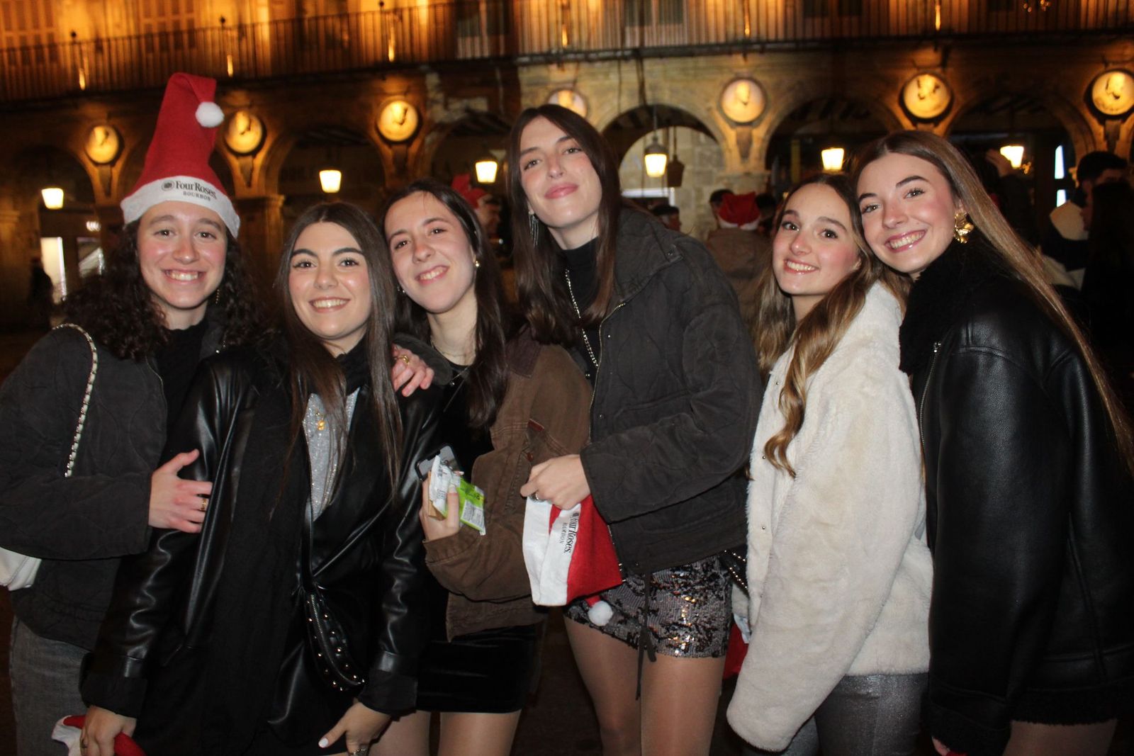 Centenares de personas disfrutan de las campanadas y la fiesta del Fin de Año Universitario