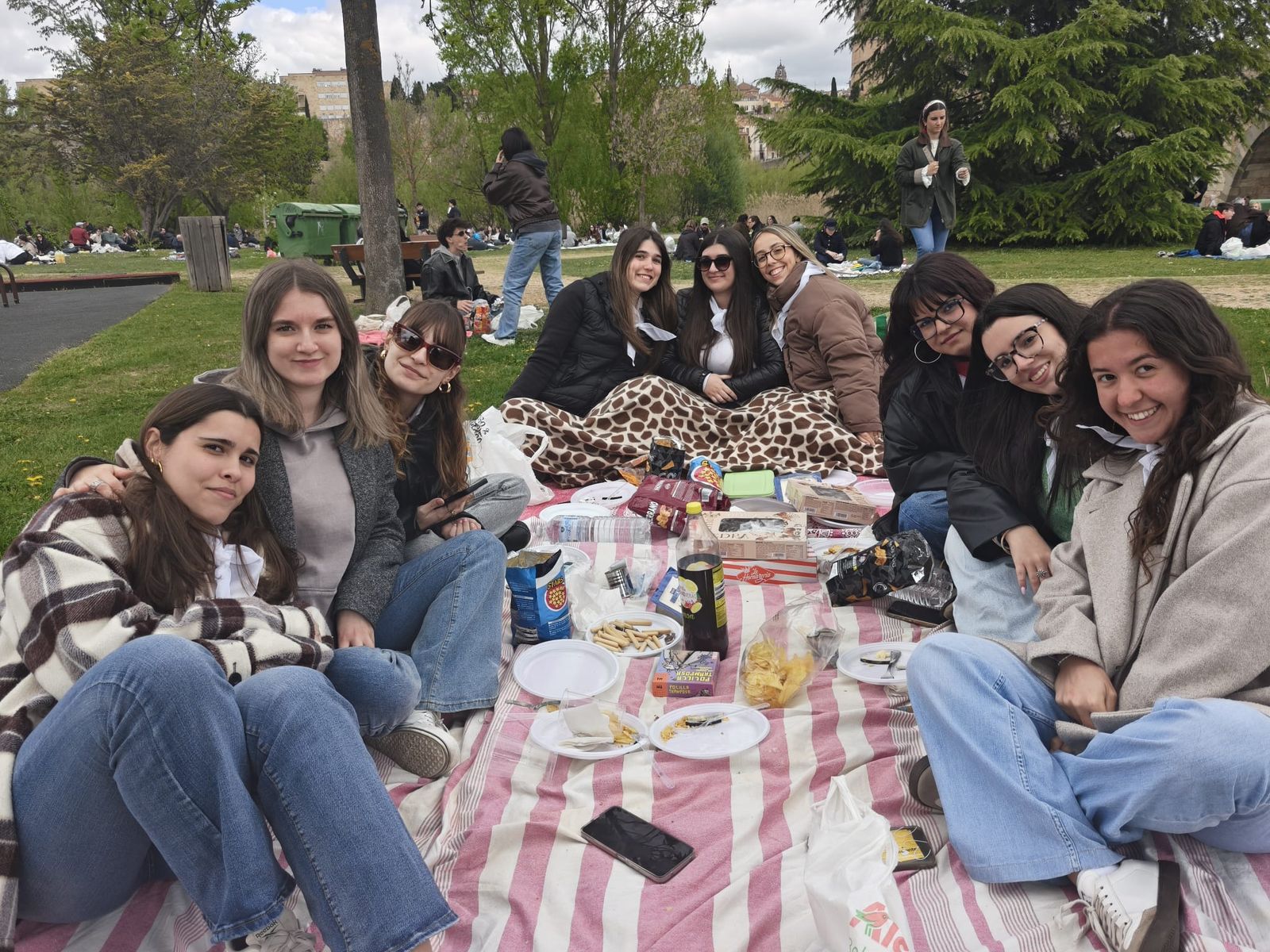 Un multitudinario Lunes de Aguas en Salamanca llena la ribera del Tormes
