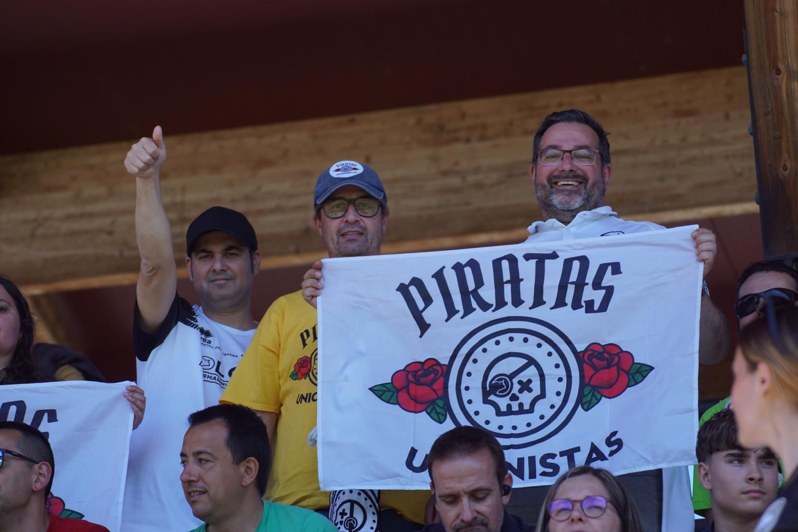 Gran ambiente en la grada para ver el partido entre Zamora - Unionistas en el Estadio Ruta de la Plata