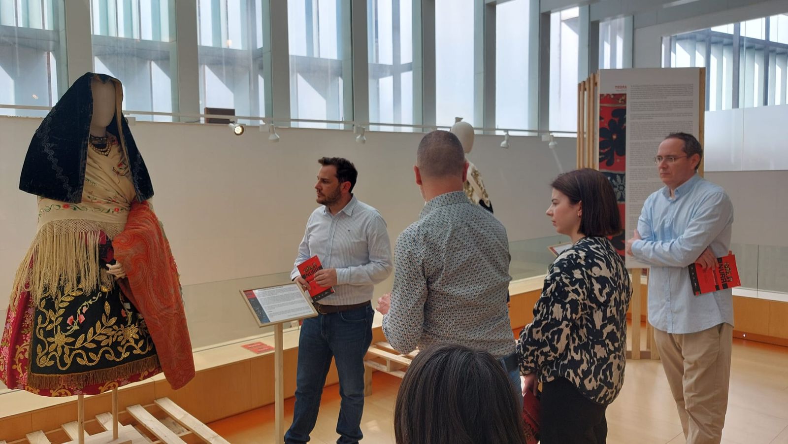 Inauguración de la exposición en el Teatro Ramos Carrión este lunes.