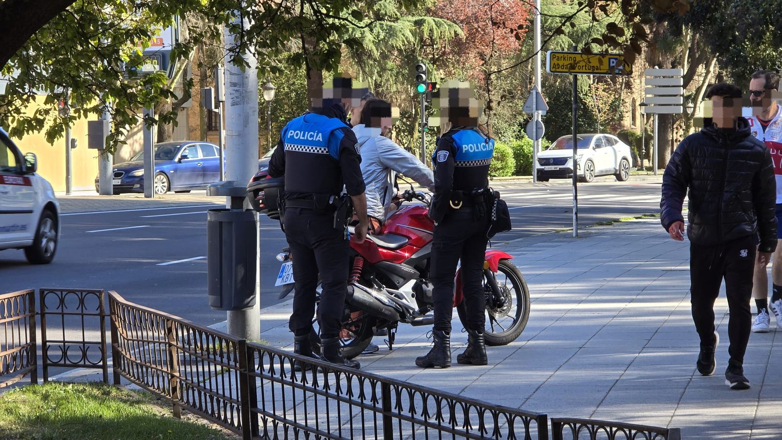 Herido tras caerse de su moto en la rotonda de la Plaza de Toros