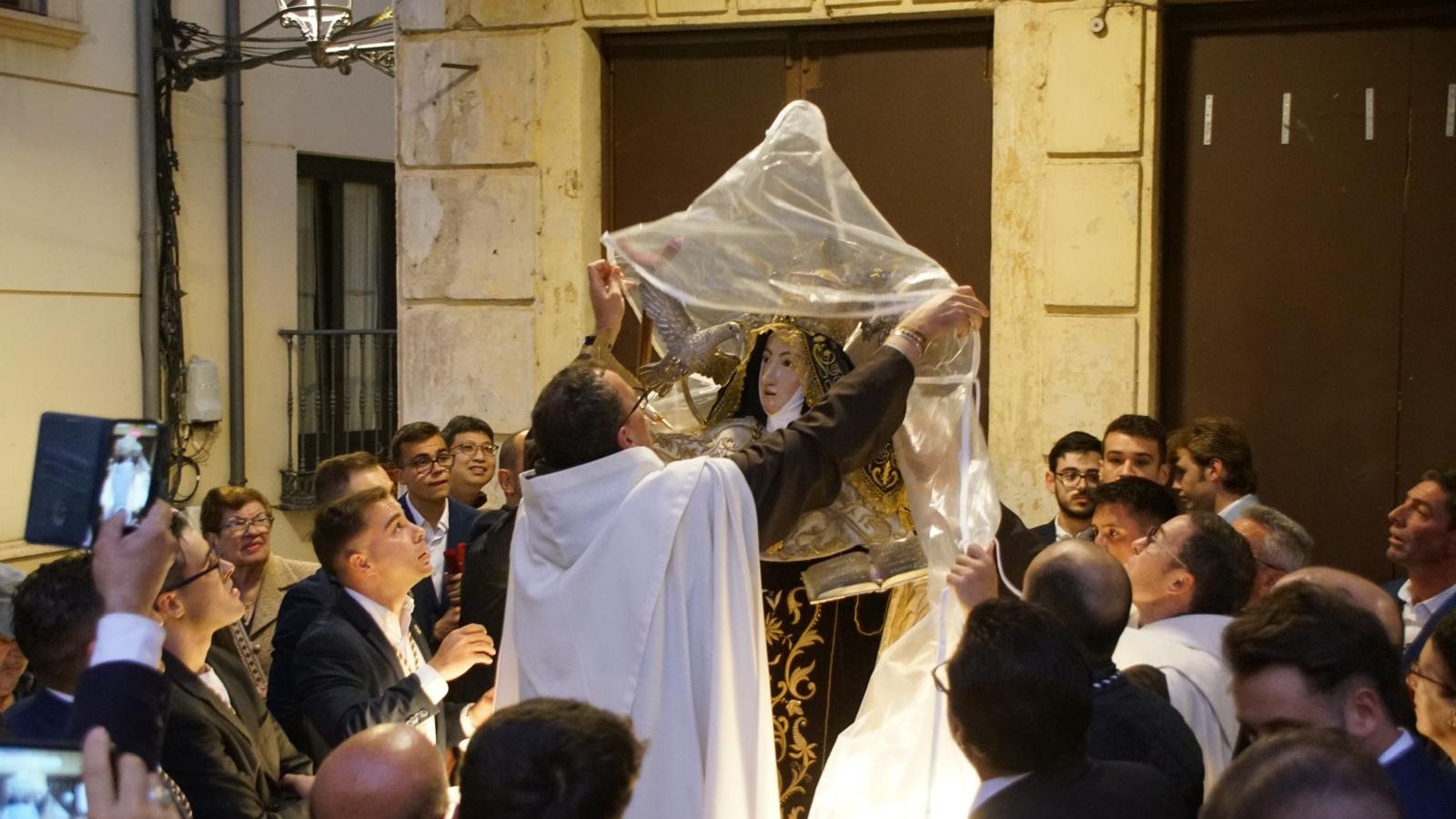 Santa Teresa se despide de los albenses bajo la lluvia