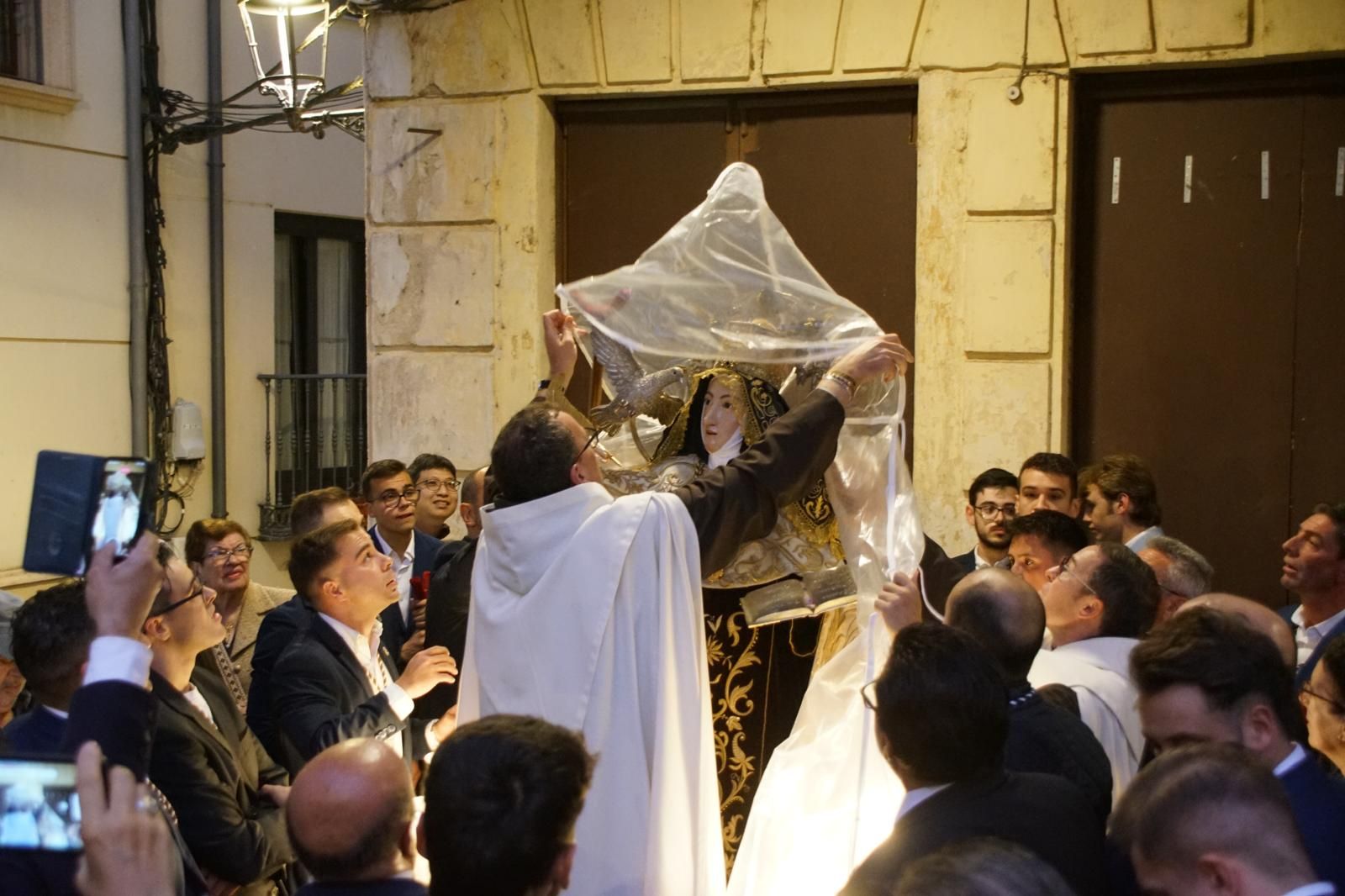 Santa Teresa se despide de los albenses bajo la lluvia