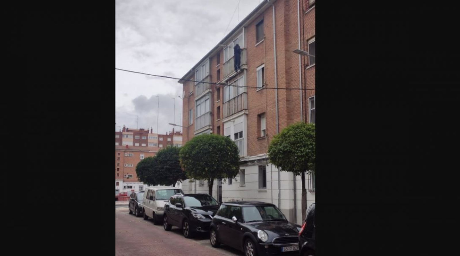 Colgado de un balcón Valladolid. EP