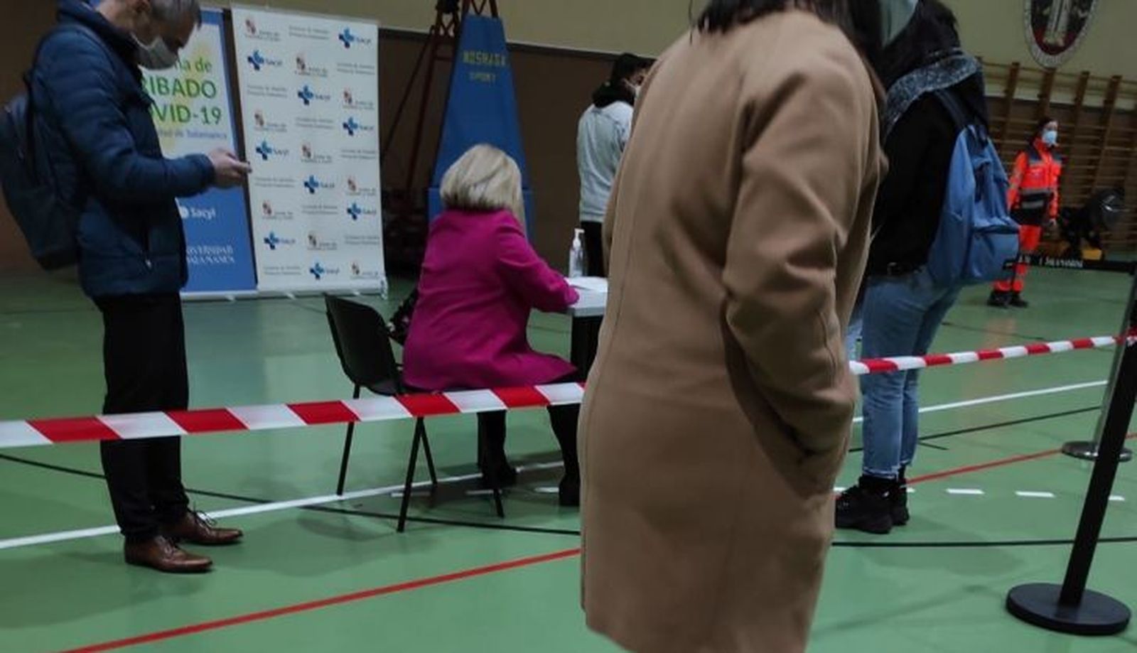 El rector, Ricardo Rivero, y la vicerrectora de Planes de la Salud, Purificación Galindo, en el cribado masivo de la USAL