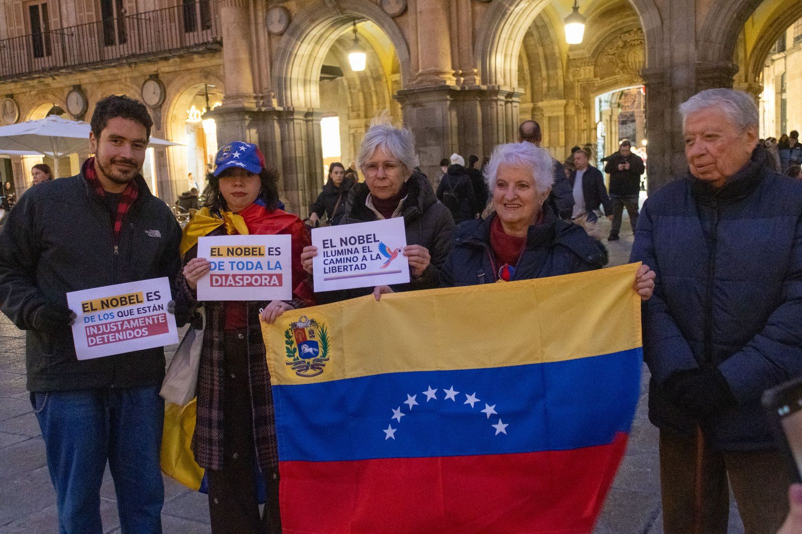 Concentración por la paz en Venezuela en la Plaza Mayor de Salamanca.
