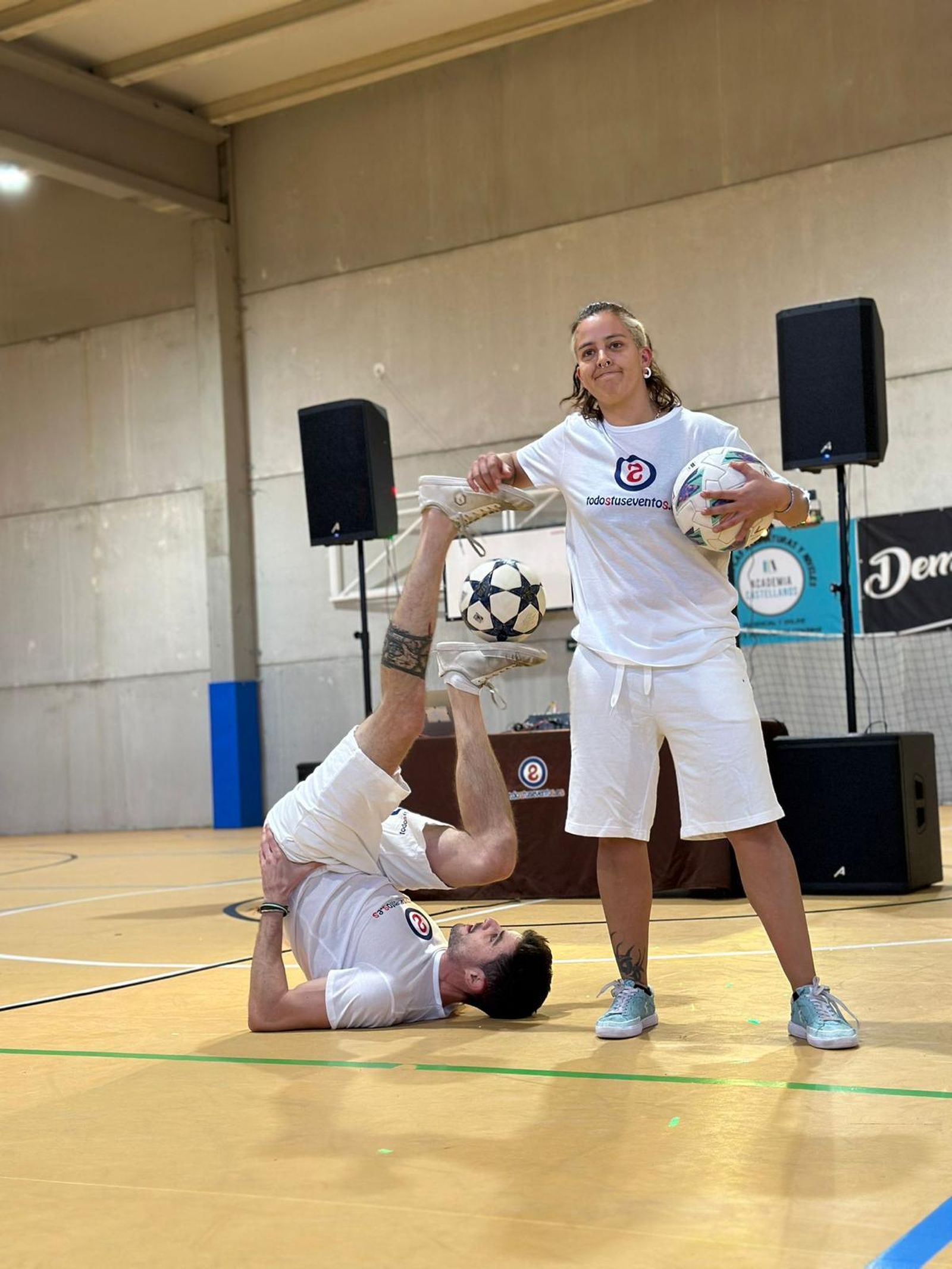 Los jóvenes de Castellanos de Moriscos se divierten con una exhibición de Freestyle