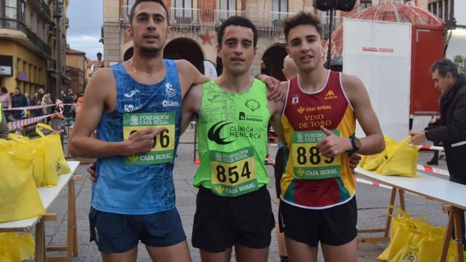 Ángel Nieto, Diego Bravo y Álvaro Jaen, pódium de la categoría masculina de la San Silvestre en 2022