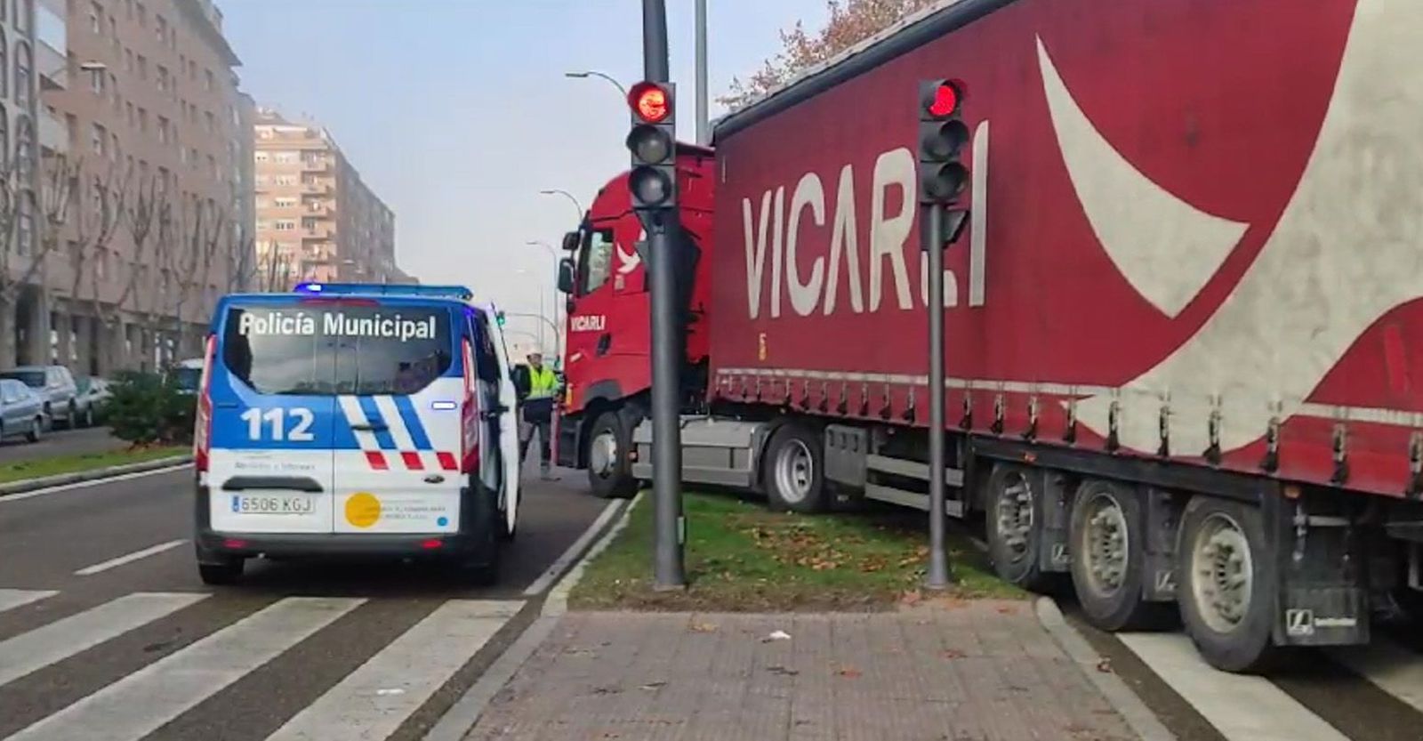 Camión atascado en Cardenal Cisneros