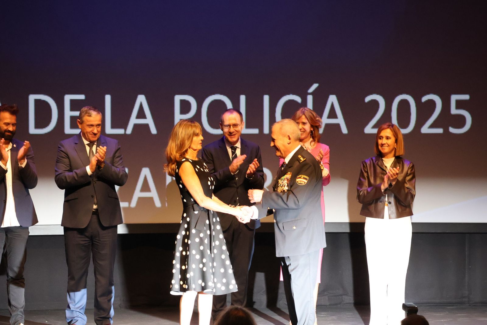 Ceremonia de imposición de condecoraciones a miembros de la Policía Nacional en honor a los Santos Ángeles Custodios