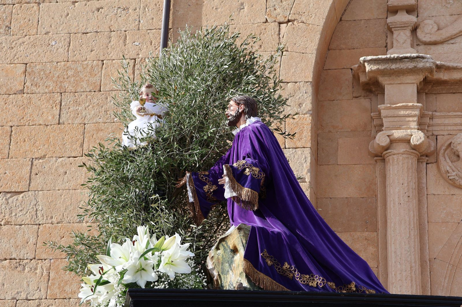 Revive las imágenes de la procesión del Santo Entierro en Fuentesaúco