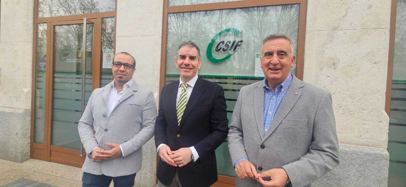 El presidente autonómico de CSIF, Benjamín Castro; el responsable del sector de Administración General de la Junta, Mariano Prieto; y el responsable del sector de Sanidad, Enrique Vega
