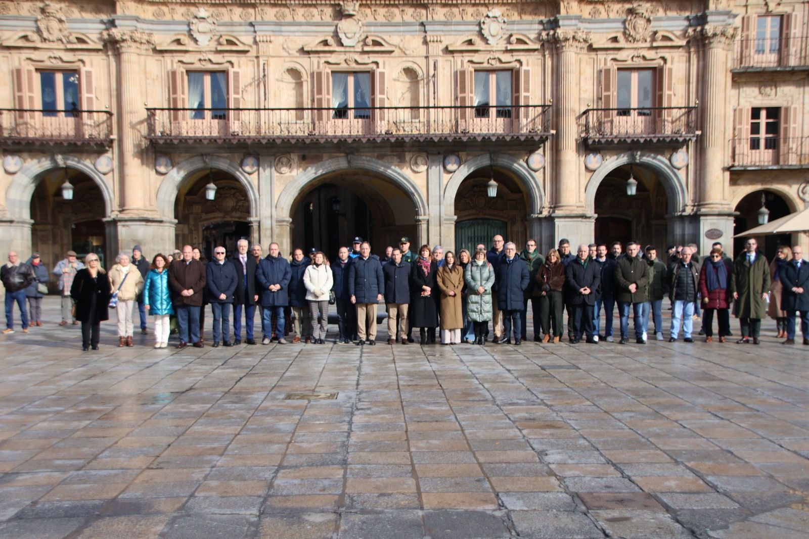 La Corporación municipal guarda un minuto de silencio por las víctimas del accidente ferroviario en la localidad cordobesa de Adamuz