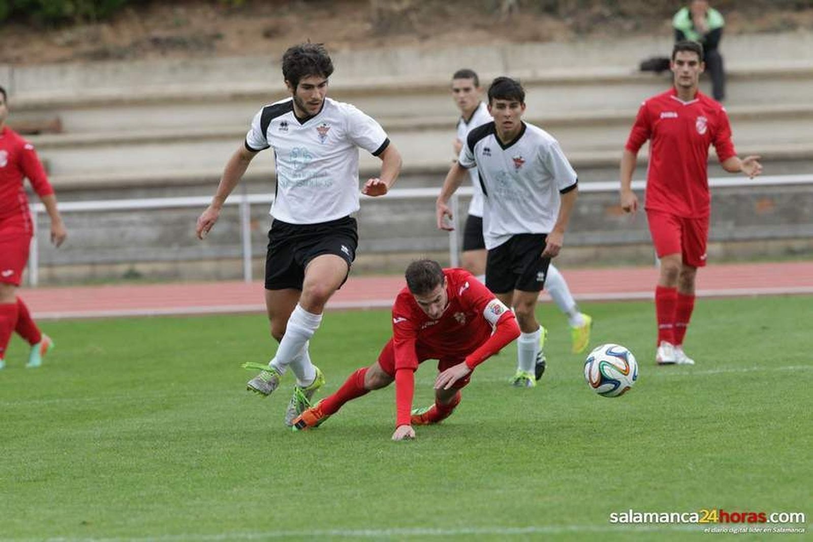 El Salmantino debuta con victoria ante el Villares