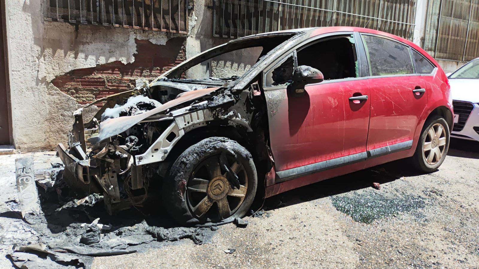 Vehículos calcinados en el incendio de un parking privado en la calle Gómez Arias. Fotos S24H