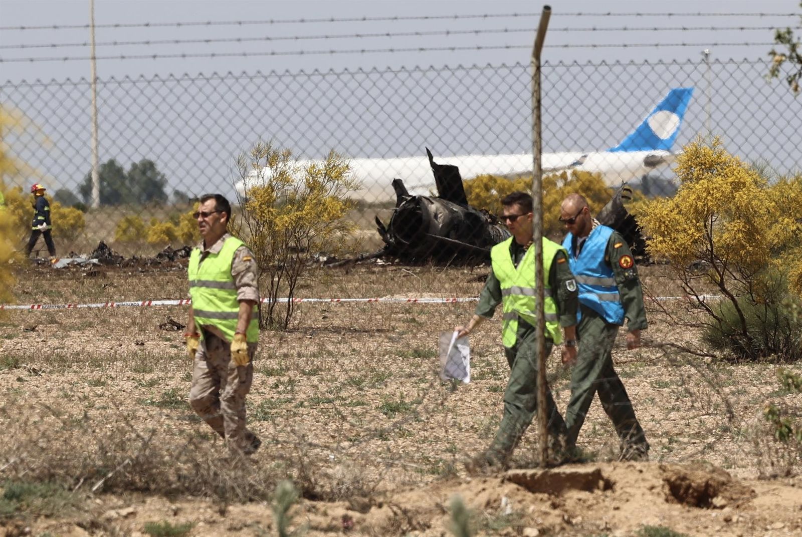Operarios alrededor de los restos del avión F-18 del Ejército del Aire que se ha estrellado. EP