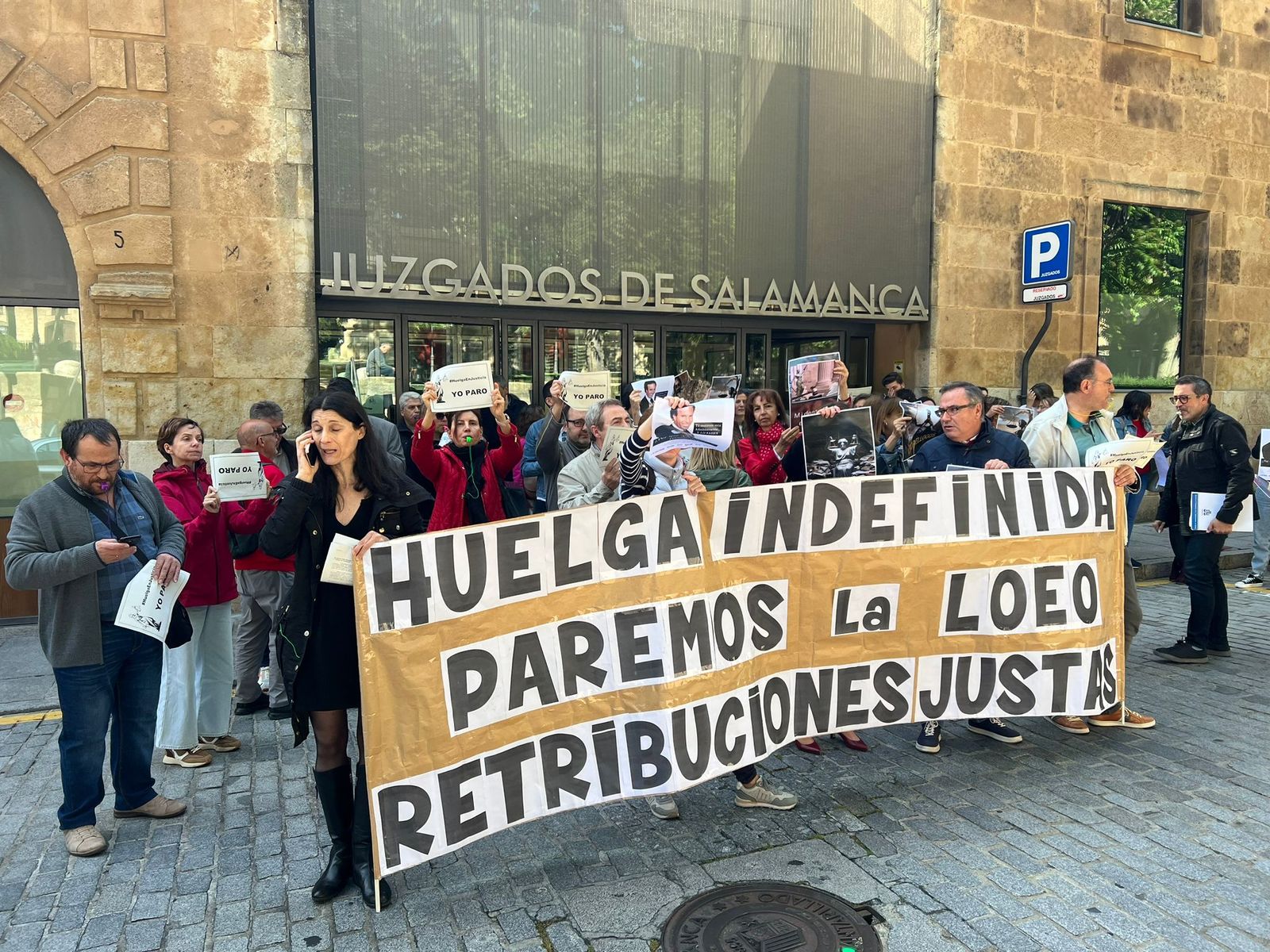 Concentración de los funcionarios de la Administración de Justicia de Salamanca en la plaza de Colón