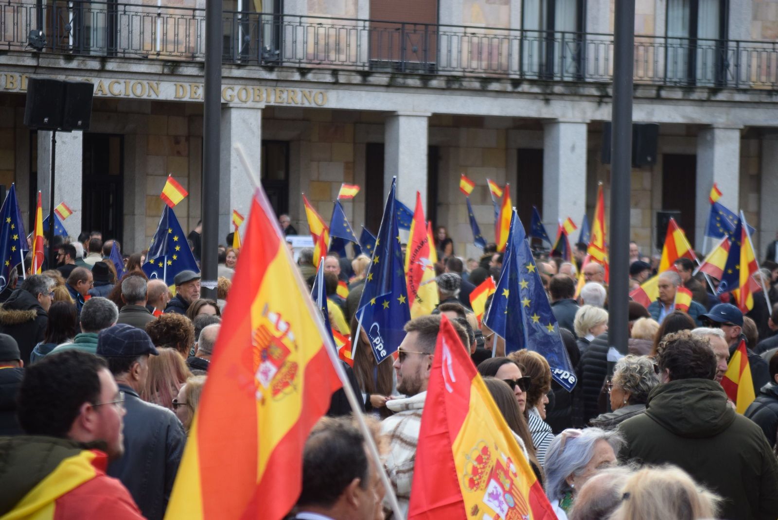 concentracion-del-pp-contra-la-amnistia-6