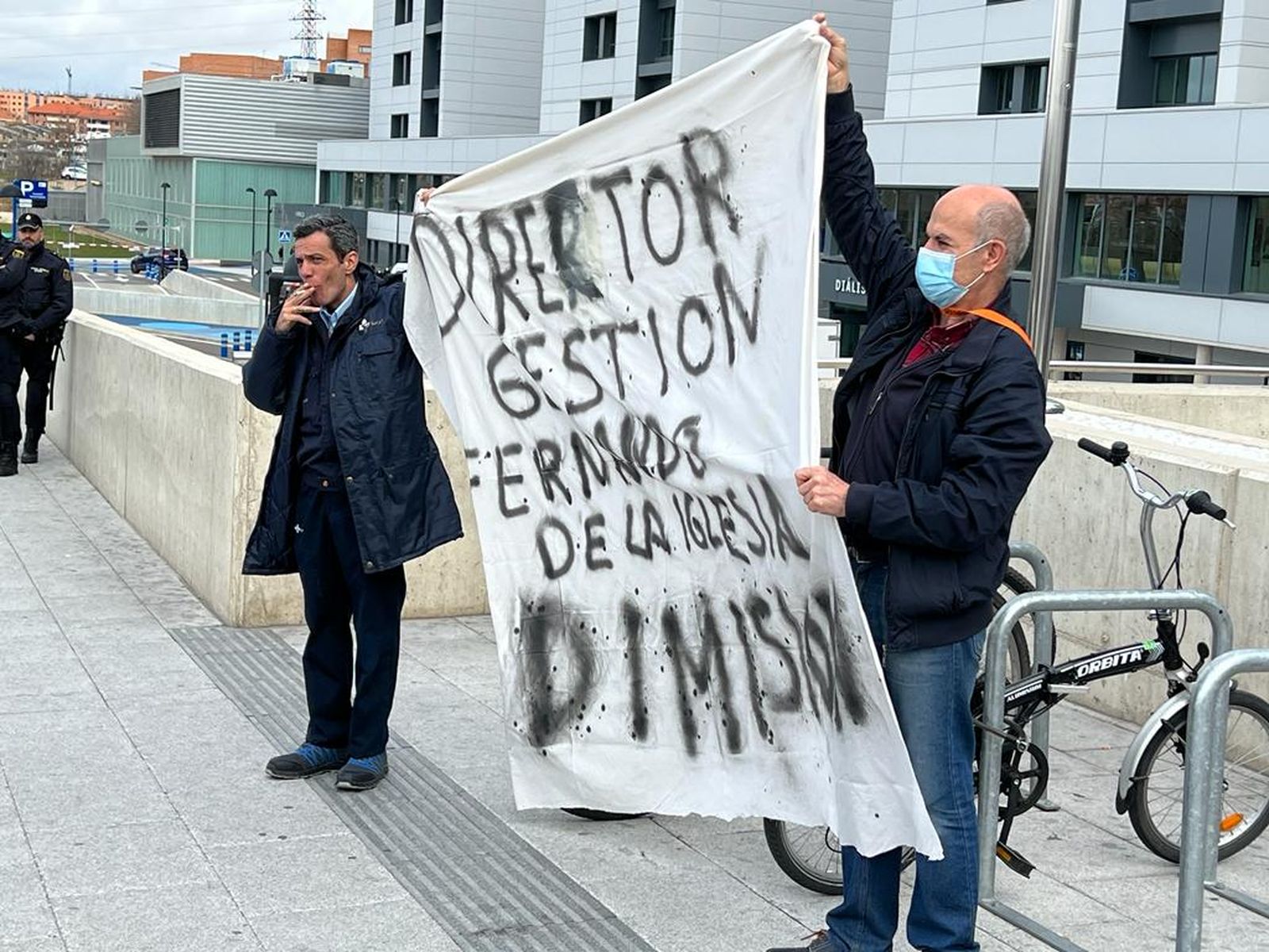 concentracion-de-los-trabajadores-de-mantenimiento-por-la-privatizacion-del-servicio-en-el-hospital-de-salamanca-fotos-s24h-18