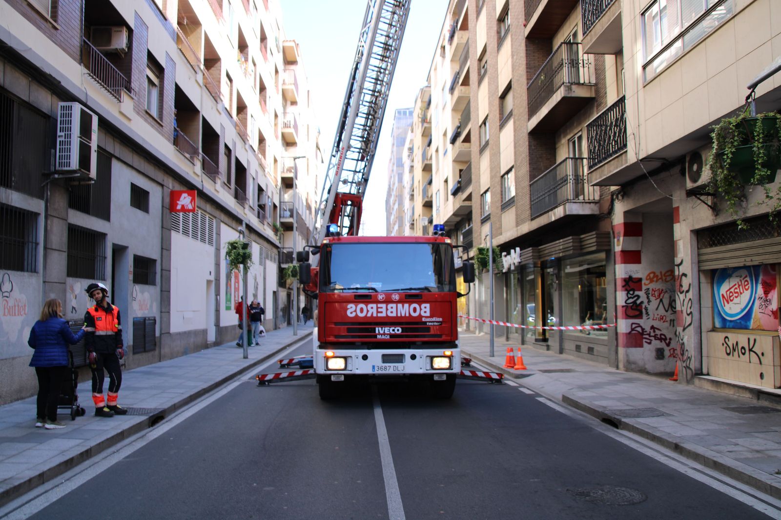 bomberos-comprueban-la-fachada-de-un-edificio-en-alvaro-gil-13