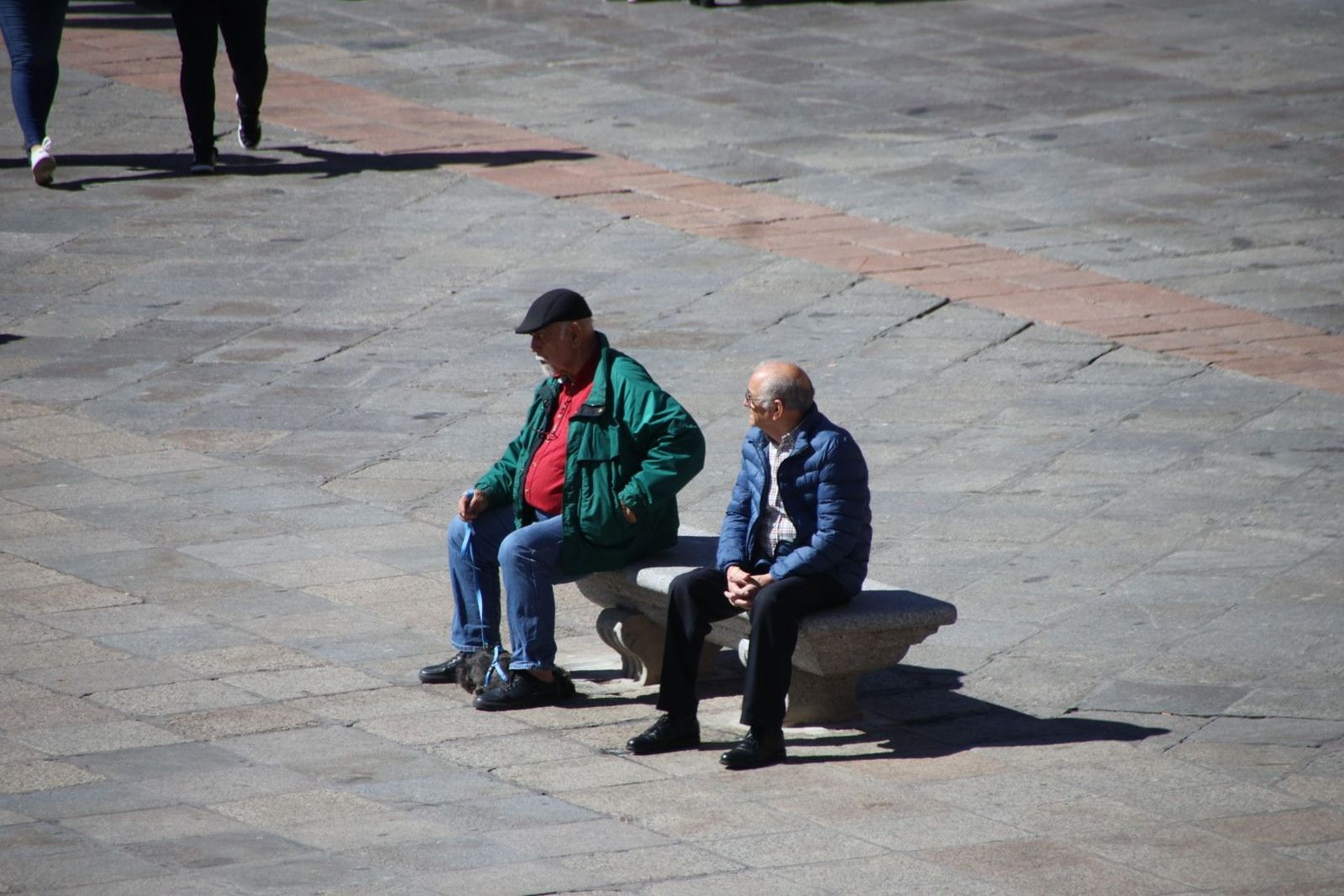 Gente paseando por el centro de Salamanca. Foto de archivo