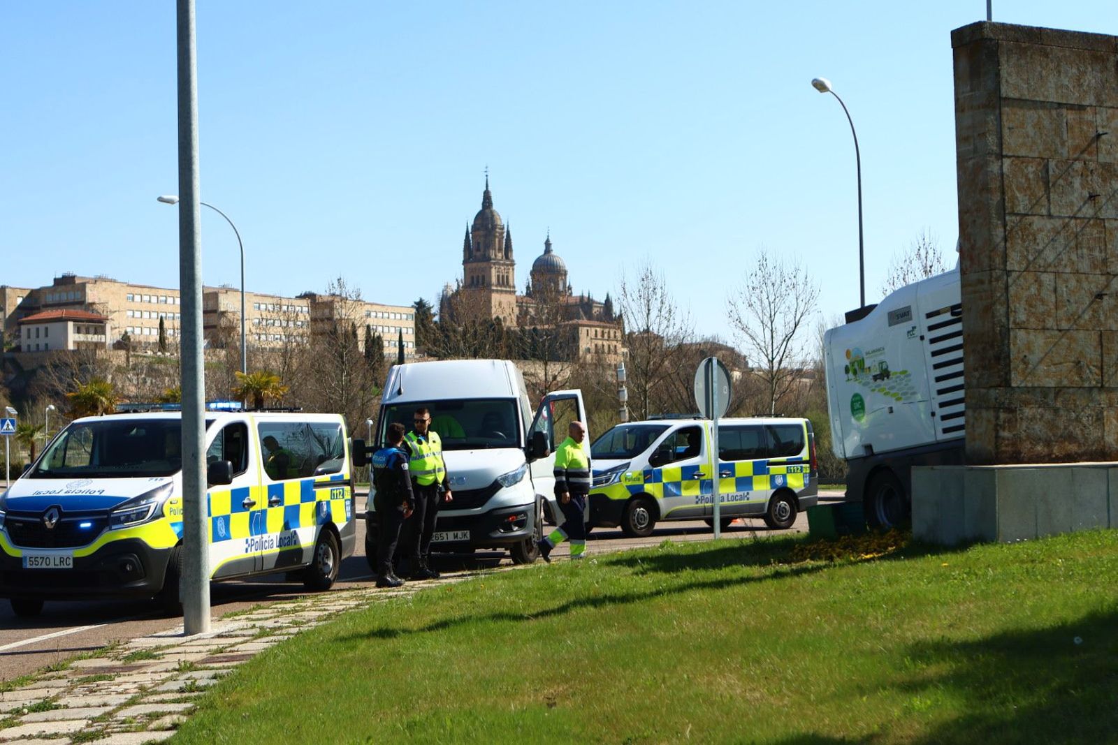 Una barredora se sale de la vía y termina chocando en la glorieta de la Charrería