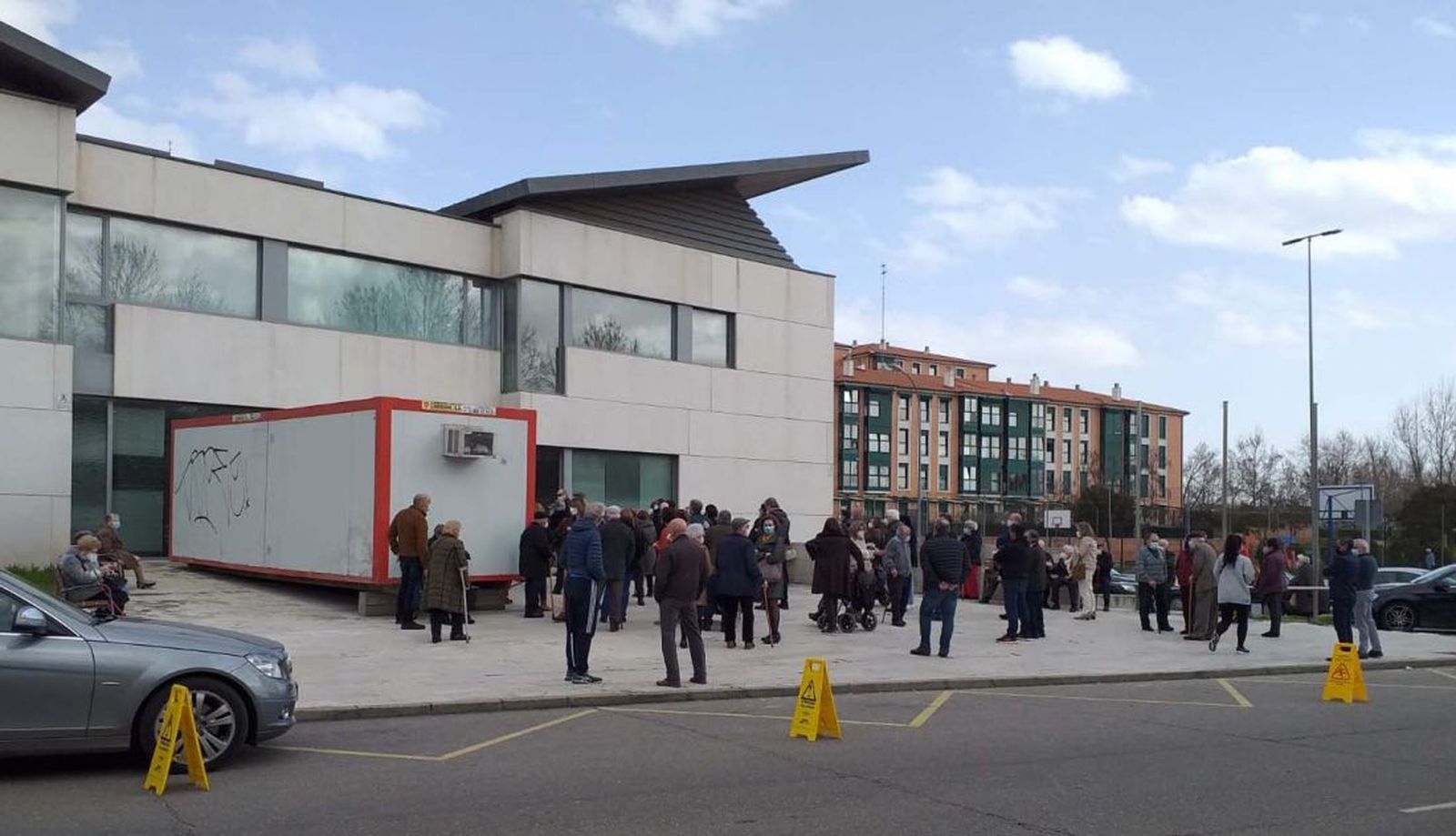 Cola para la vacunación en Puerta Nueva