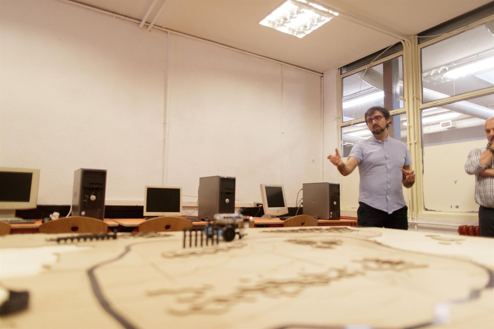 Imagen de archivo de un profesor de FP dando clase EP