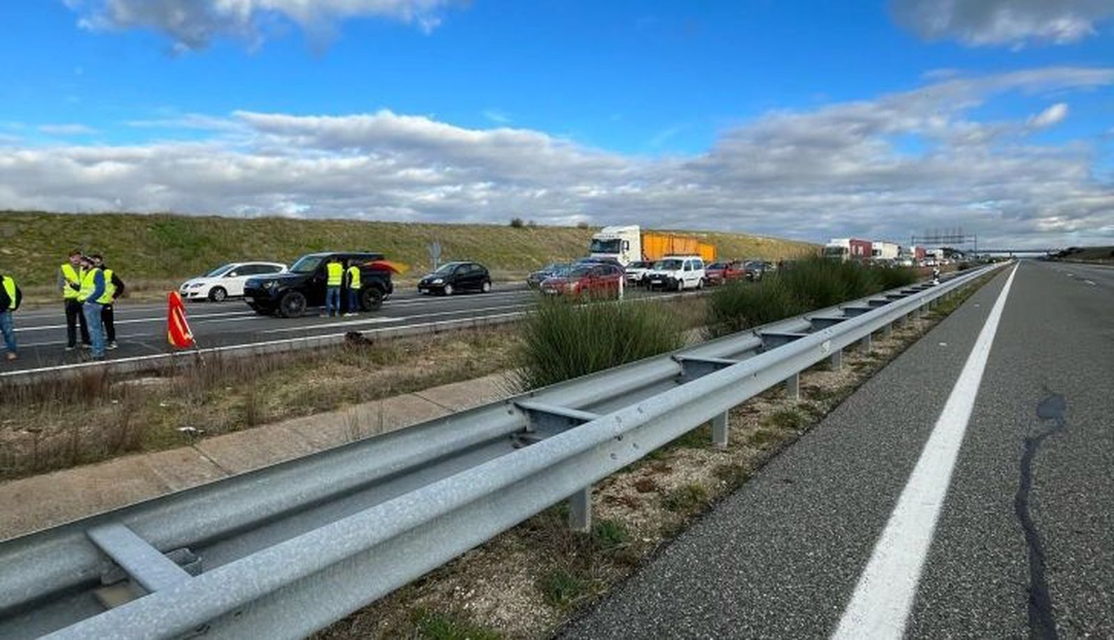 Los profesionales del campo vuelven a cortar la A 50 este viernes, 16 de febrero (2)