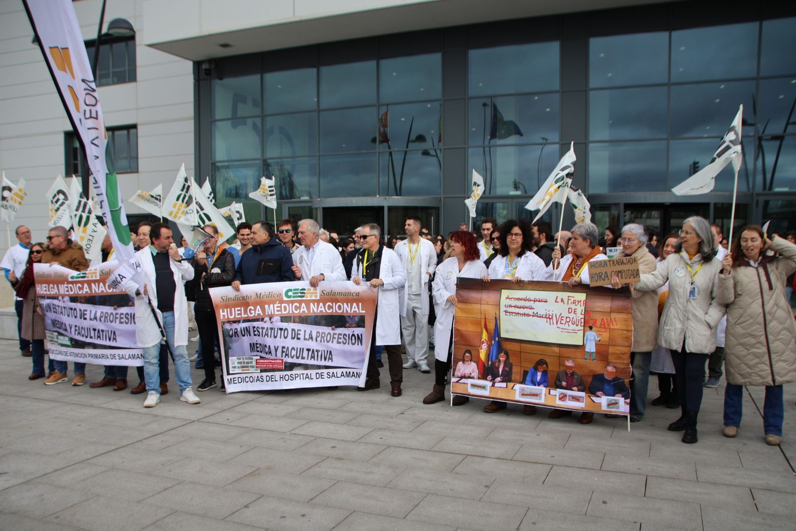 Los médicos de Salamanca se manifiestas a las puertas del hospital