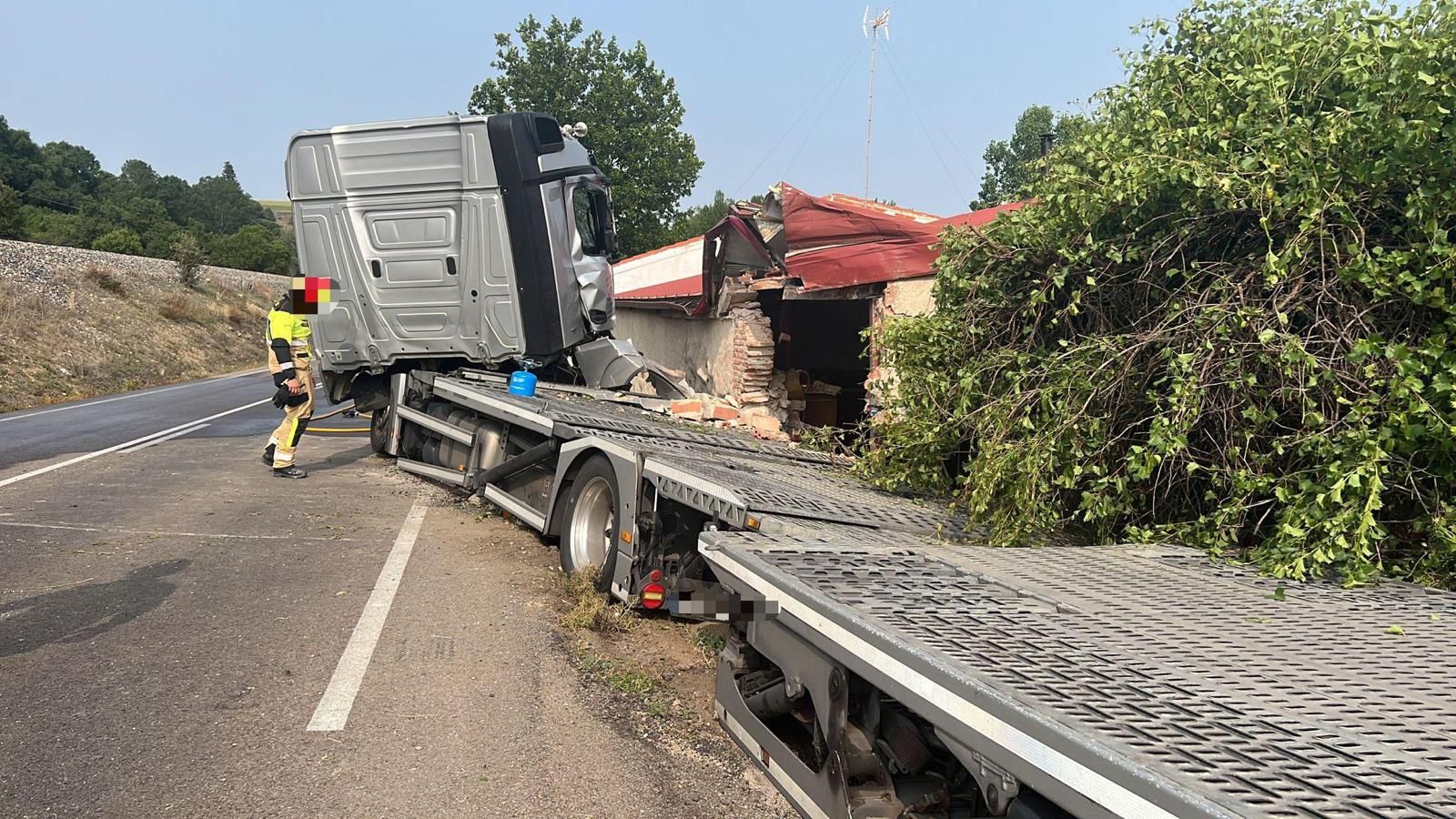 un-camion-se-empotra-contra-una-vivienda-en-la-carretera-de-aldealengua-8