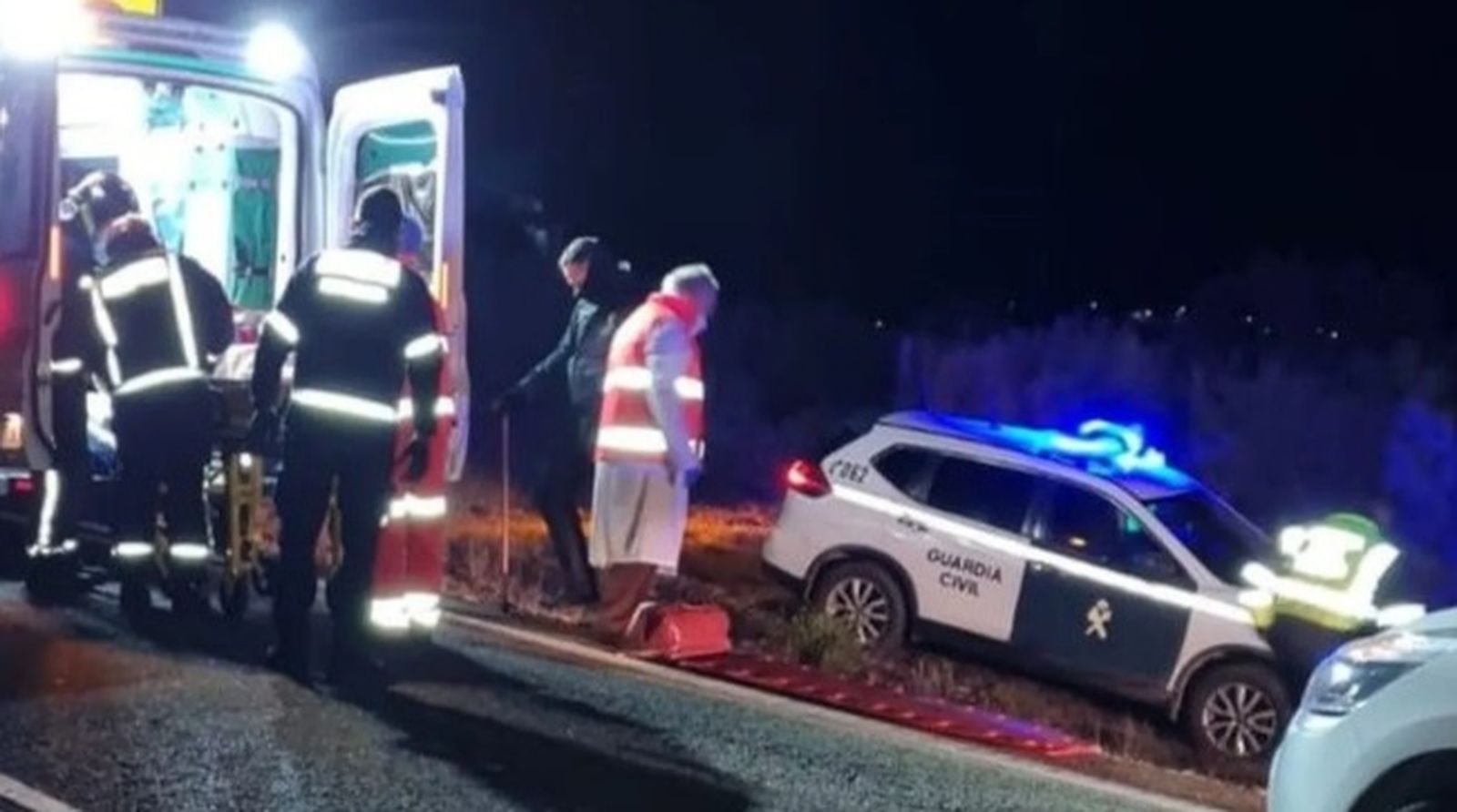 Accidente de noche. Guardia Civil. Ambulancia. Archivo