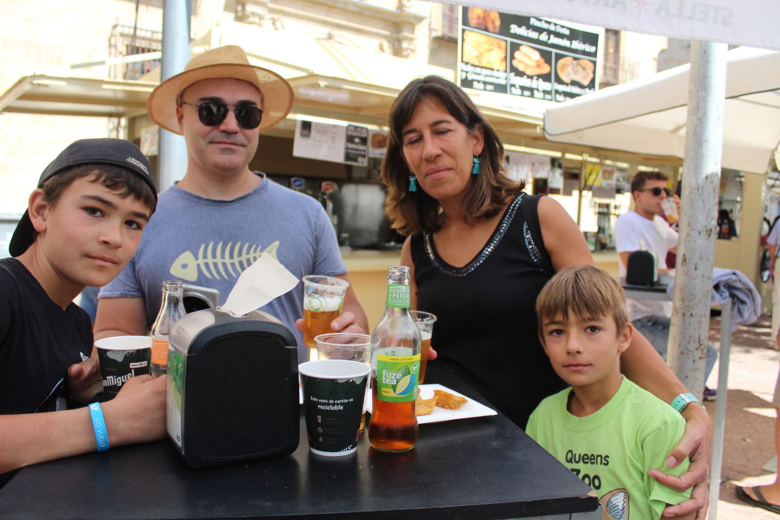 Ambiente en la Feria de Día en el mediodía de este