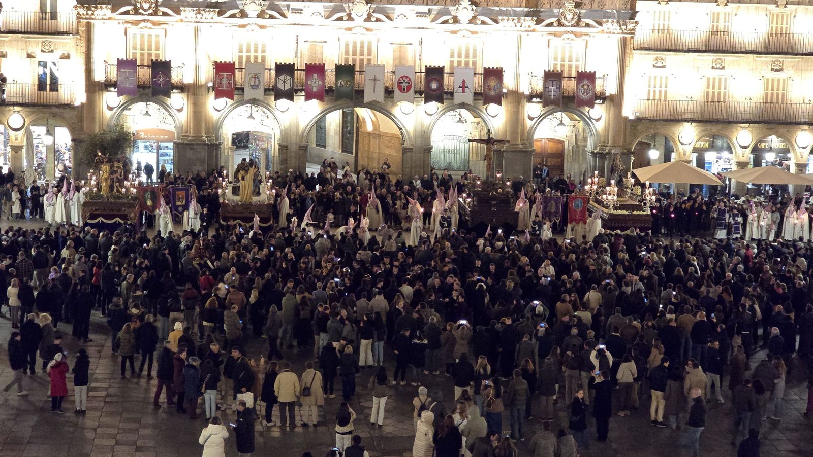 Emotivo desfile por el centenario de Seráfica Hermandad de Nazarenos con gran presencia de niños
