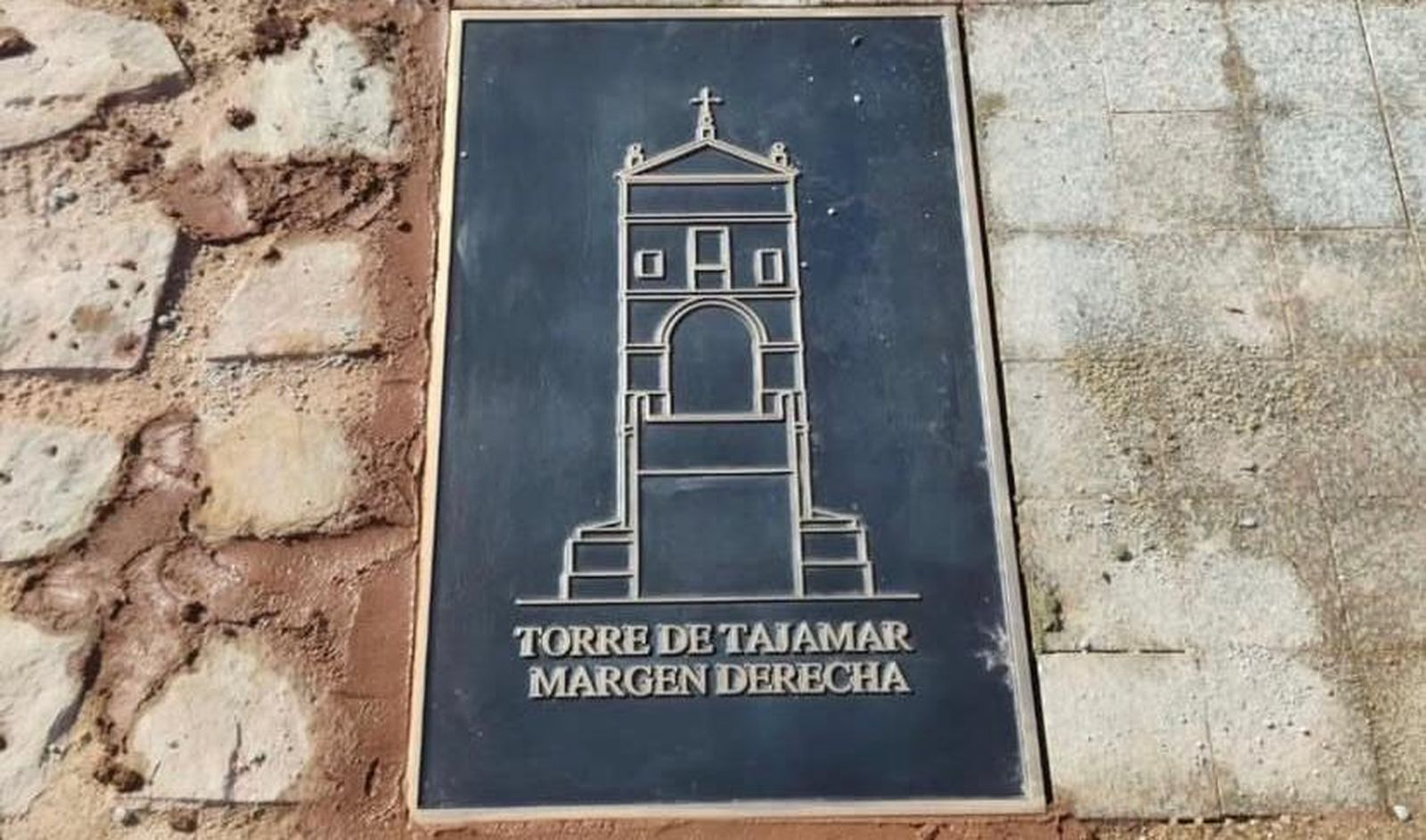 Las dos torres del Puente de Piedra se erigen en la memoria