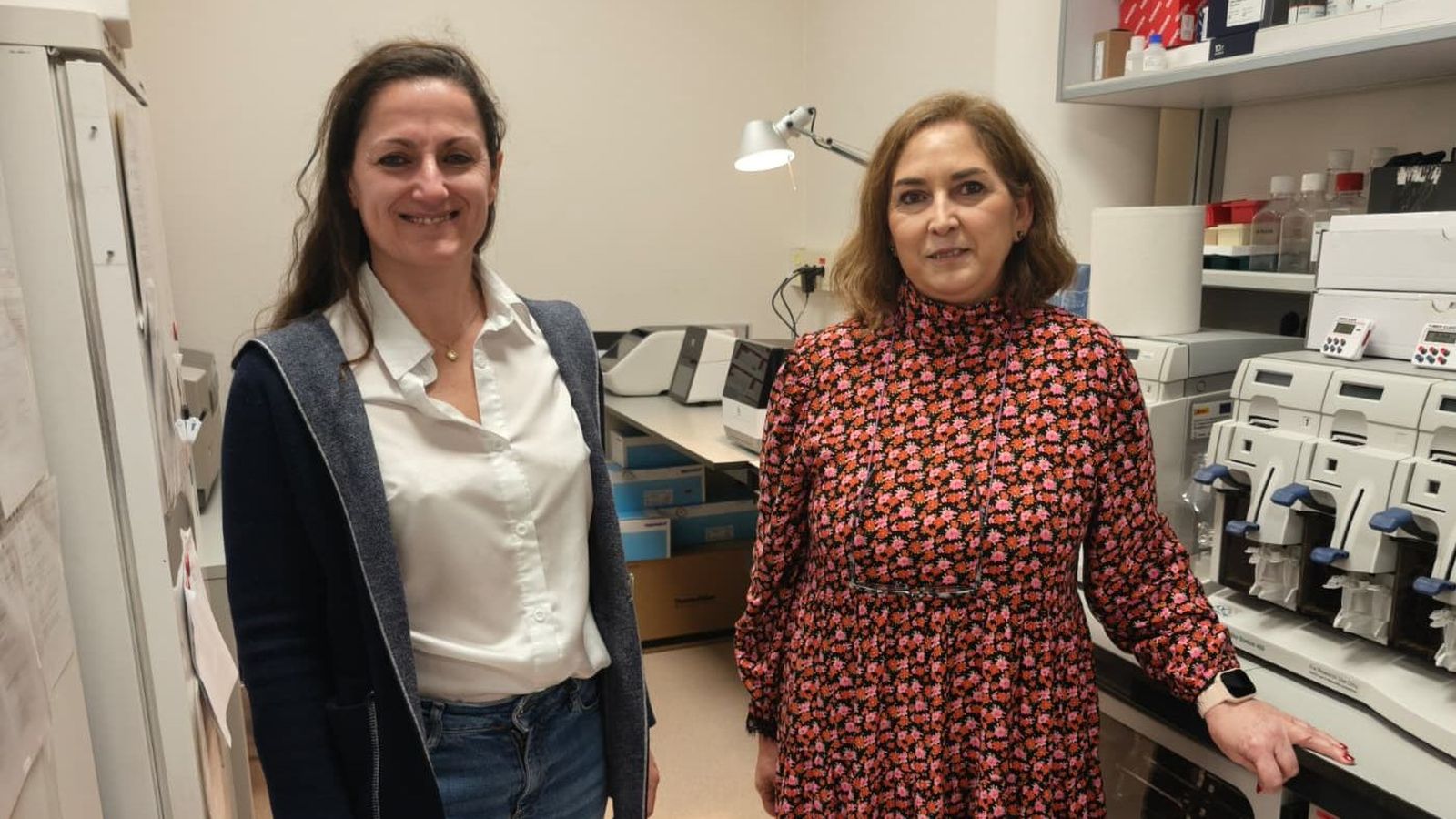 Sandra Blanco y Encarna Fermiñán con la nueva tecnología adquirida