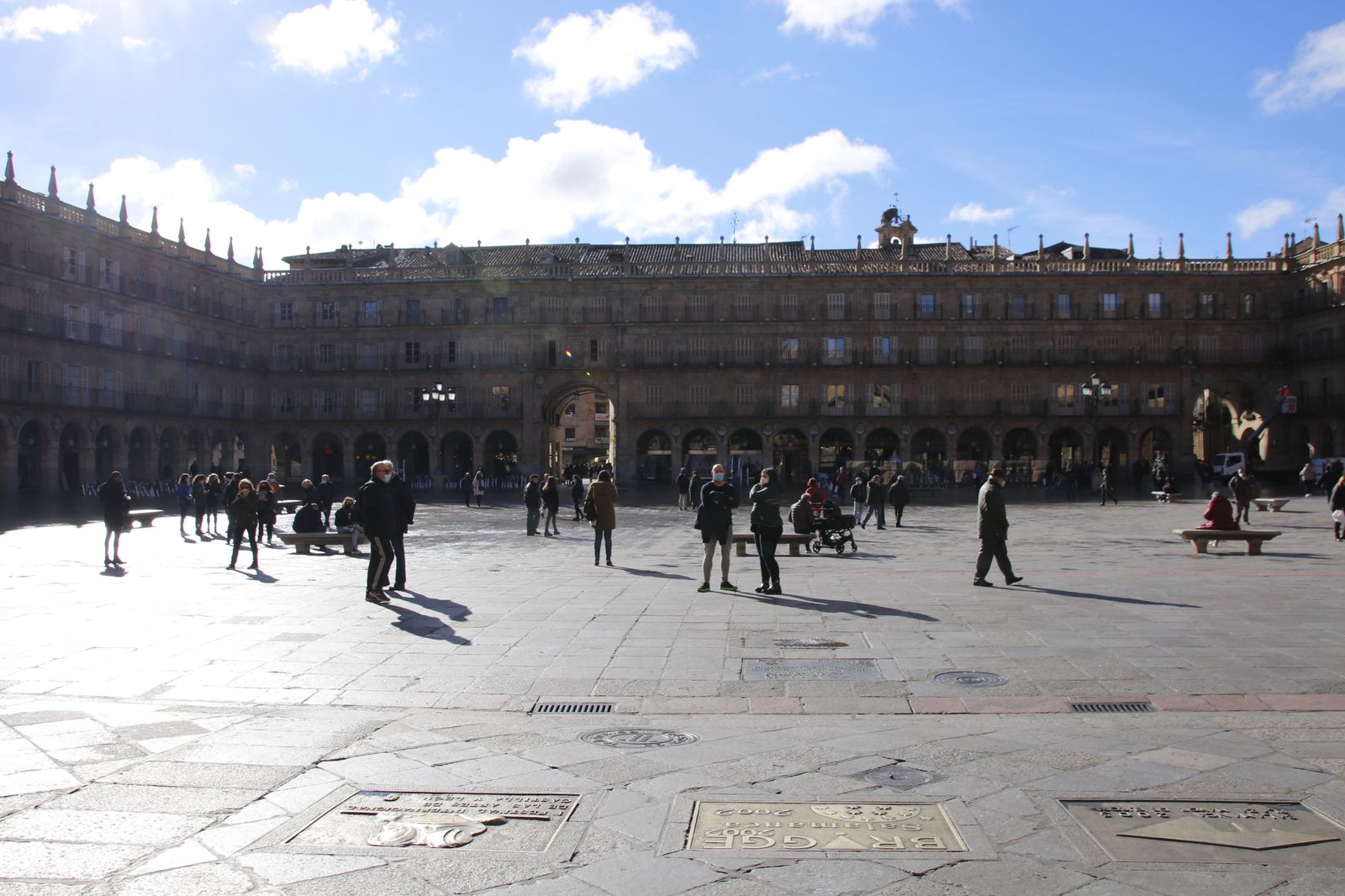 Gente en la Plaza Mayor de Salamanca en invierno