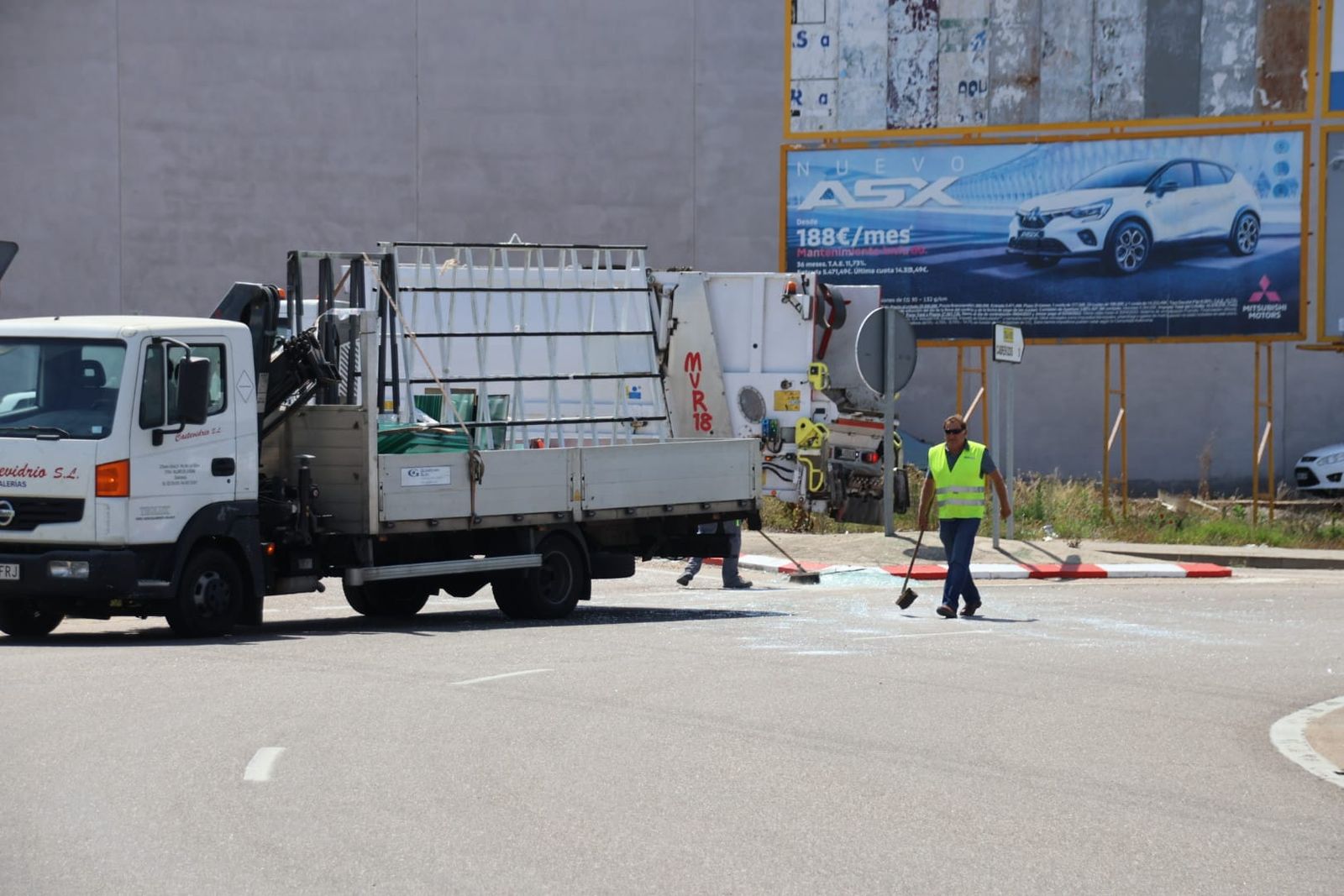 un-camion-pierde-la-carga-de-cristales-en-el-poligono-de-los-villares-fotos-andrea-m-2