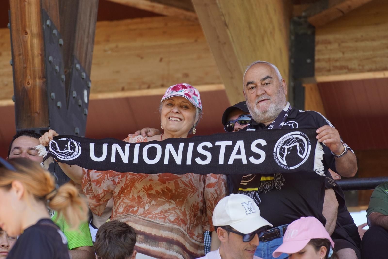 Gran ambiente en la grada para ver el partido entre Zamora - Unionistas en el Estadio Ruta de la Plata