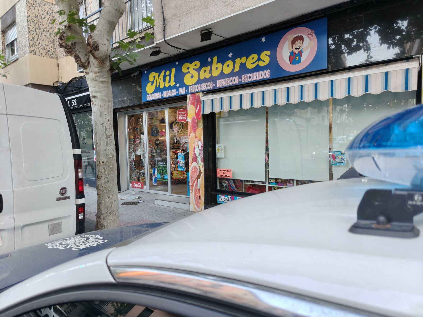 Rompen con una alcantarilla el escaparate de una tienda de la avenida de Villamayor Rompen con una alcantarilla el escaparate de una tienda de la calle María Auxiliadora