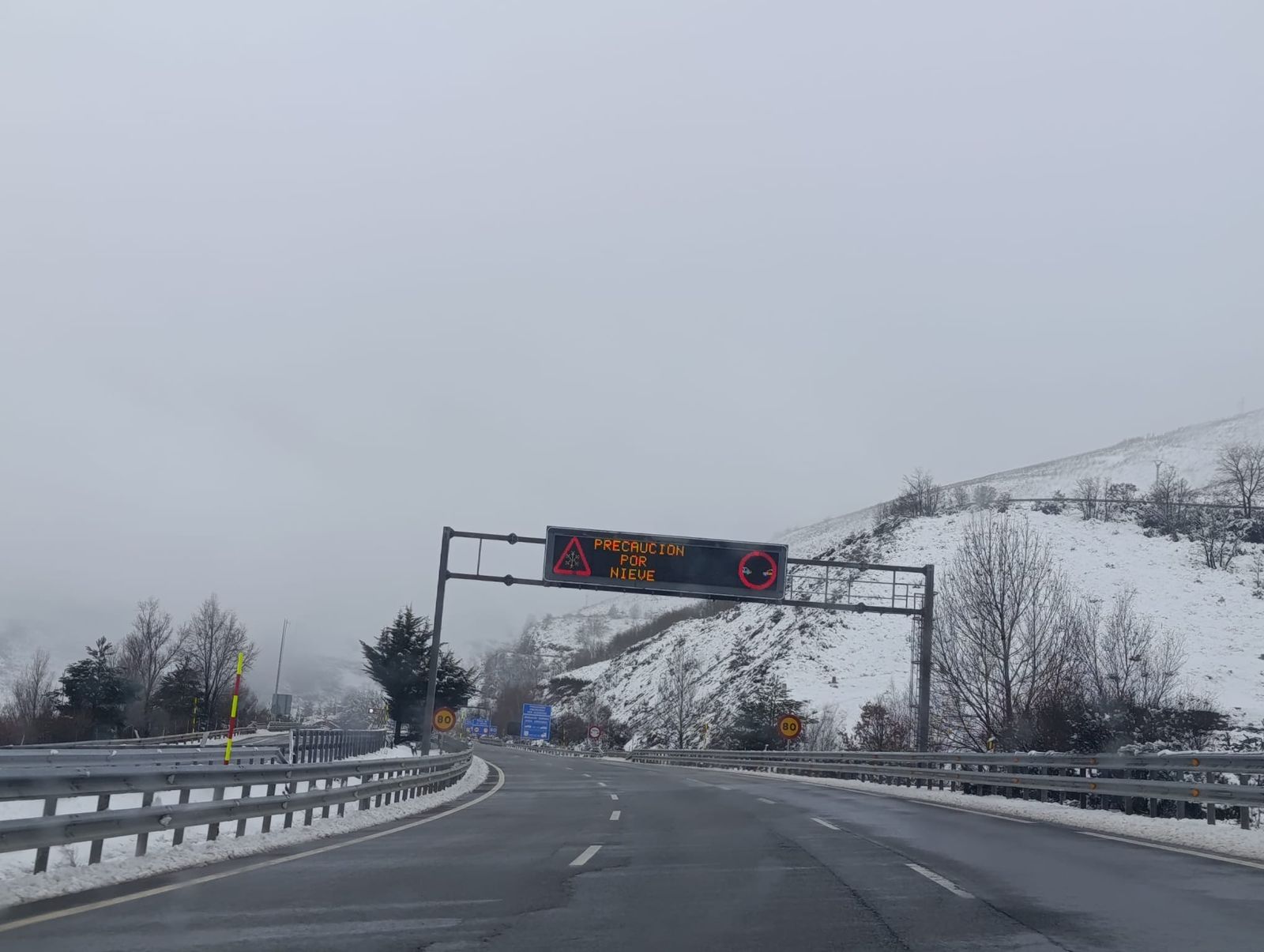 Autovía A 52 en nivel verde afectada por nieve