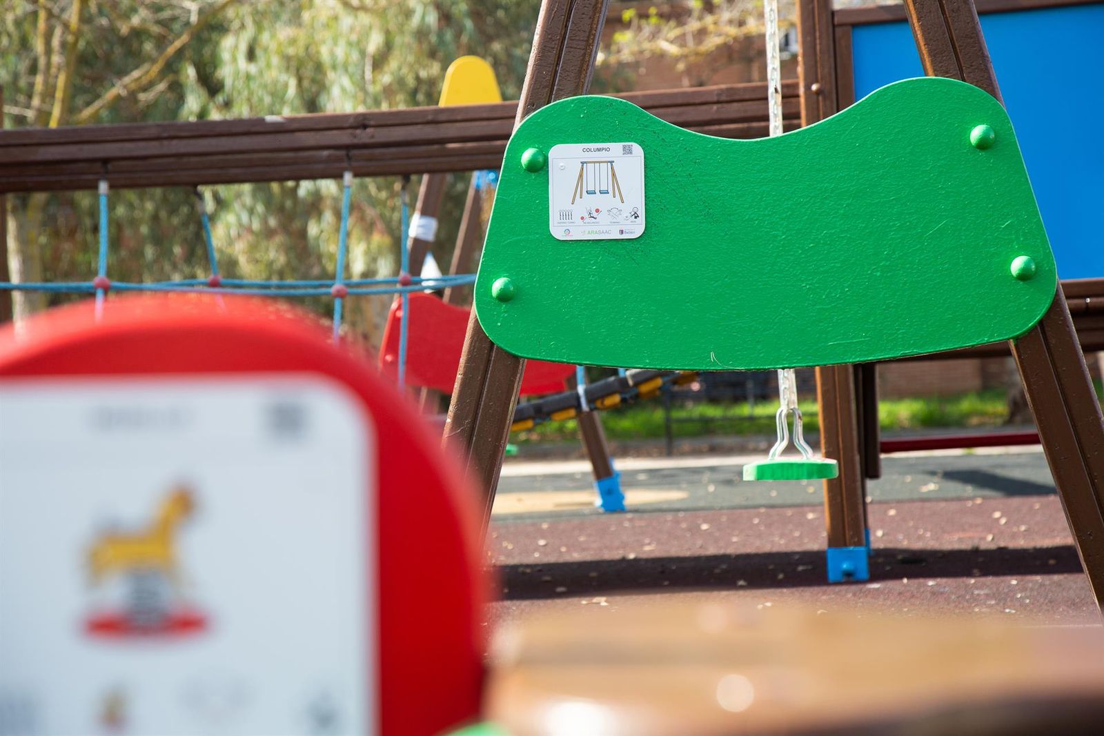 Placa visual instalada en un parque para niños con autismo. - JAVIER PULPO - Europa Press - Archivo
