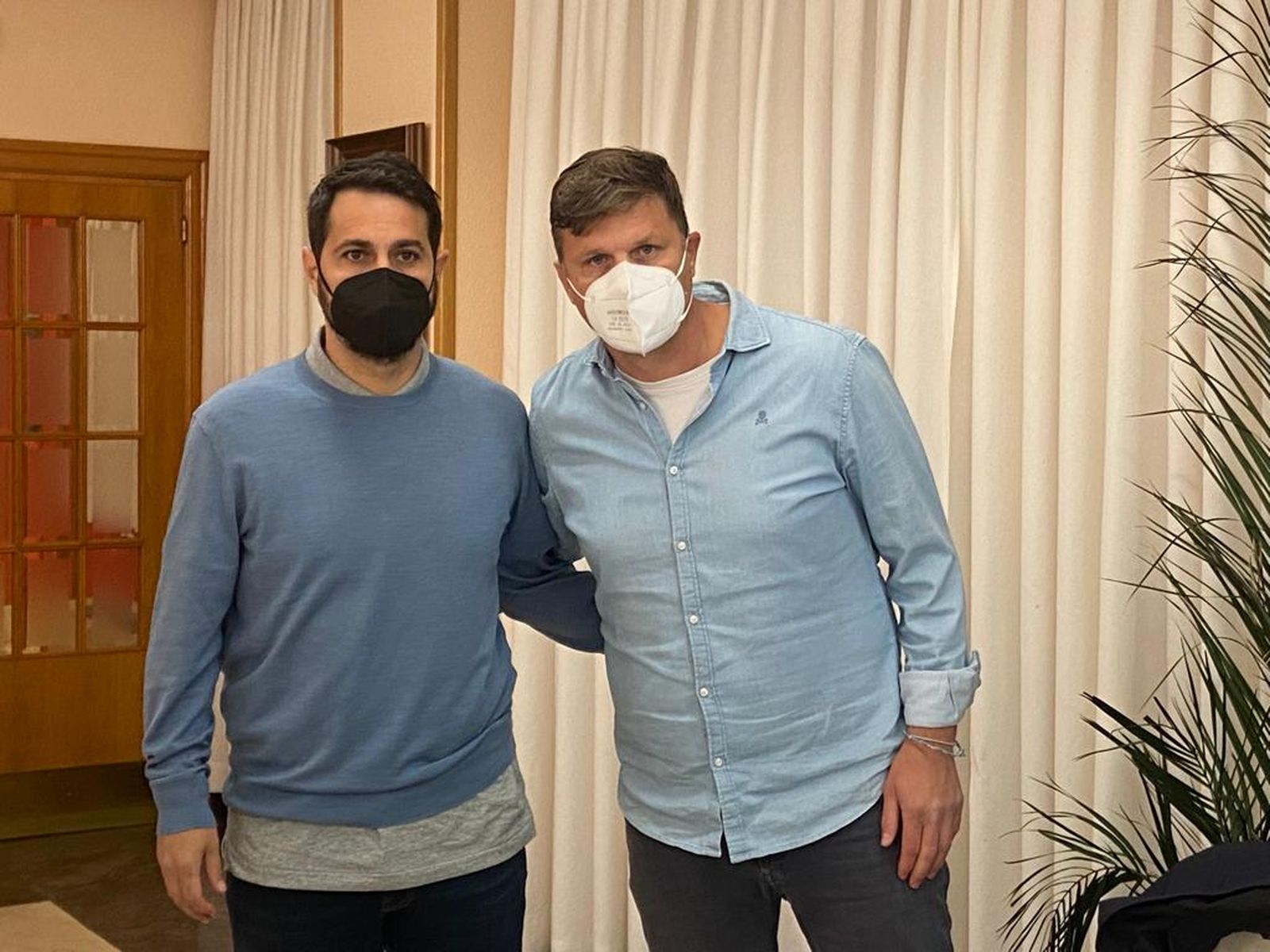 Luis Ayllón, nuevo entrenador de Unionistas, junto al director deportivo, Toni