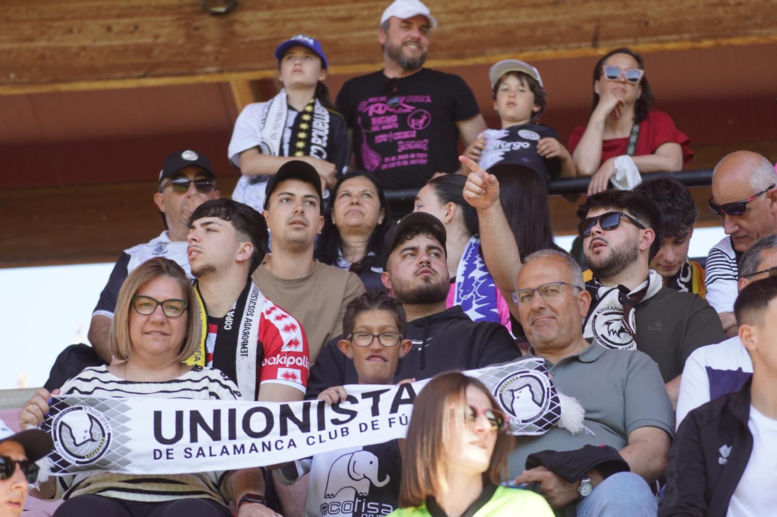 Gran ambiente en la grada para ver el partido entre Zamora - Unionistas en el Estadio Ruta de la Plata