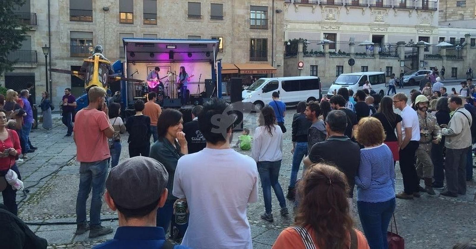 Karaoke al aire libre en la plaza de los Dominicos