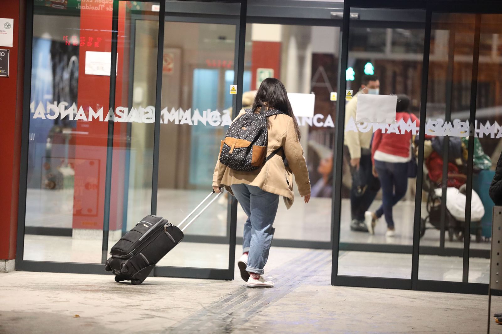 Estación de autobuses viajeros turistas. Foto de archivo