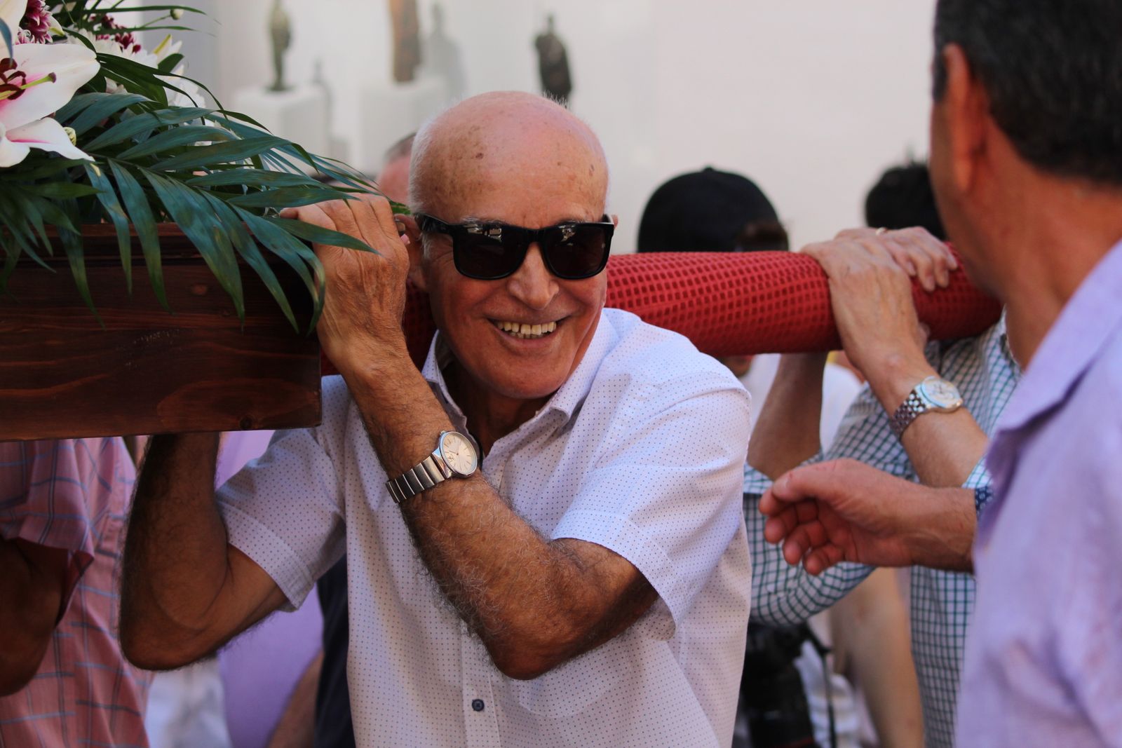 Misa solemne en honor a Santa Marta y a continuación procesión y vino español en el paseo fluvial.